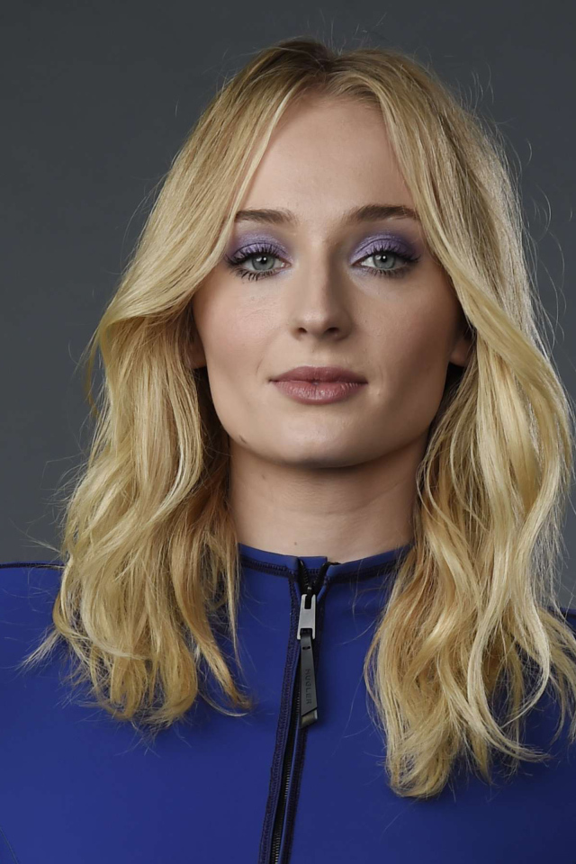 Актриса Софи Тернер крупным планом на сером фоне