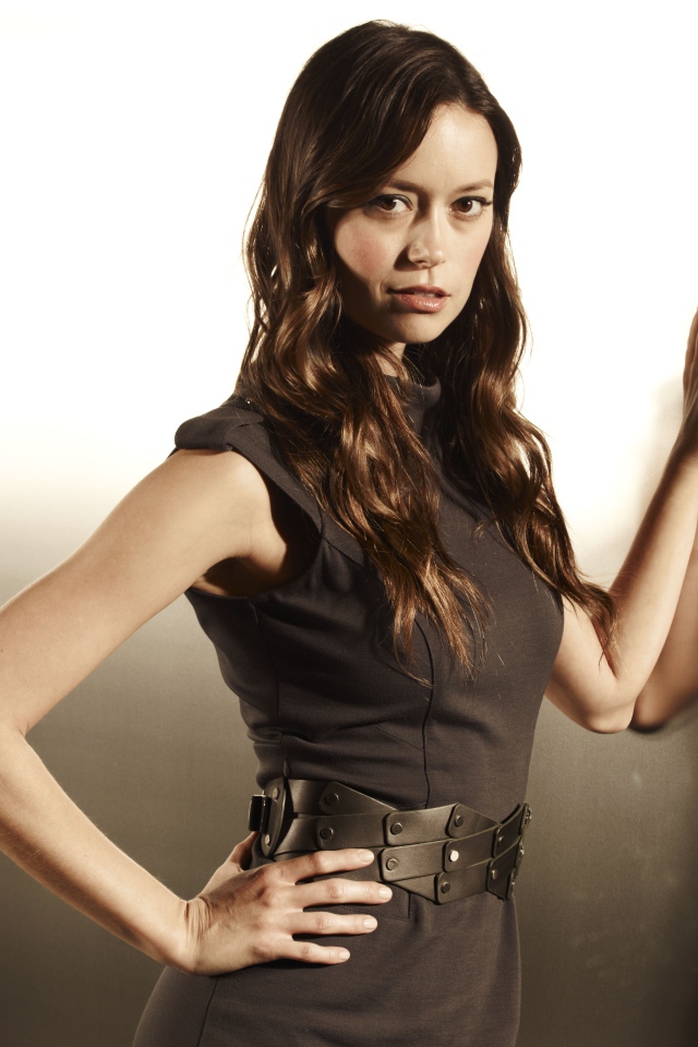 Актриса Саммер Глау у стены