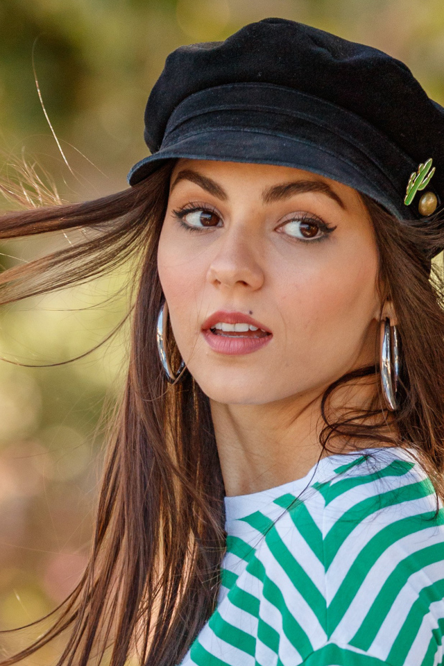 Актриса Виктория Джастис в черной кепке