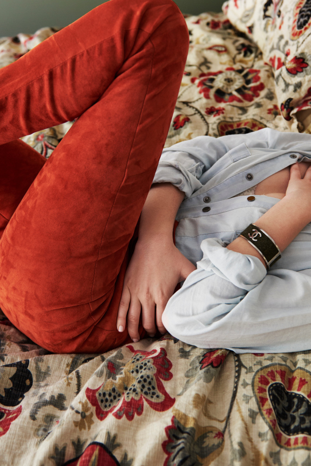 Актриса Зои Дойч лежит на кровати