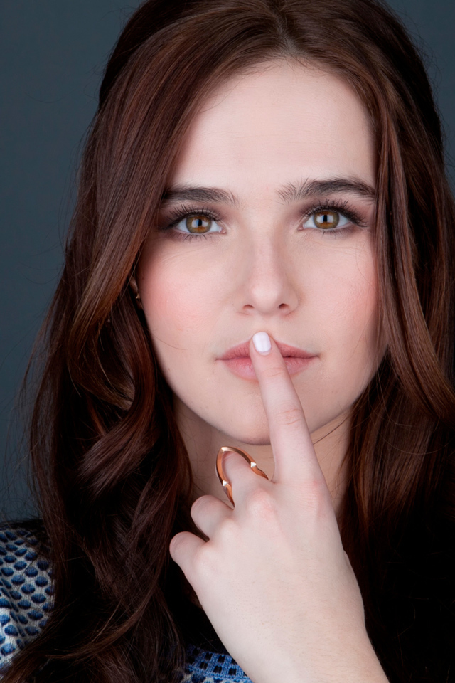 Актриса Зои Дойч с пальцем у рта