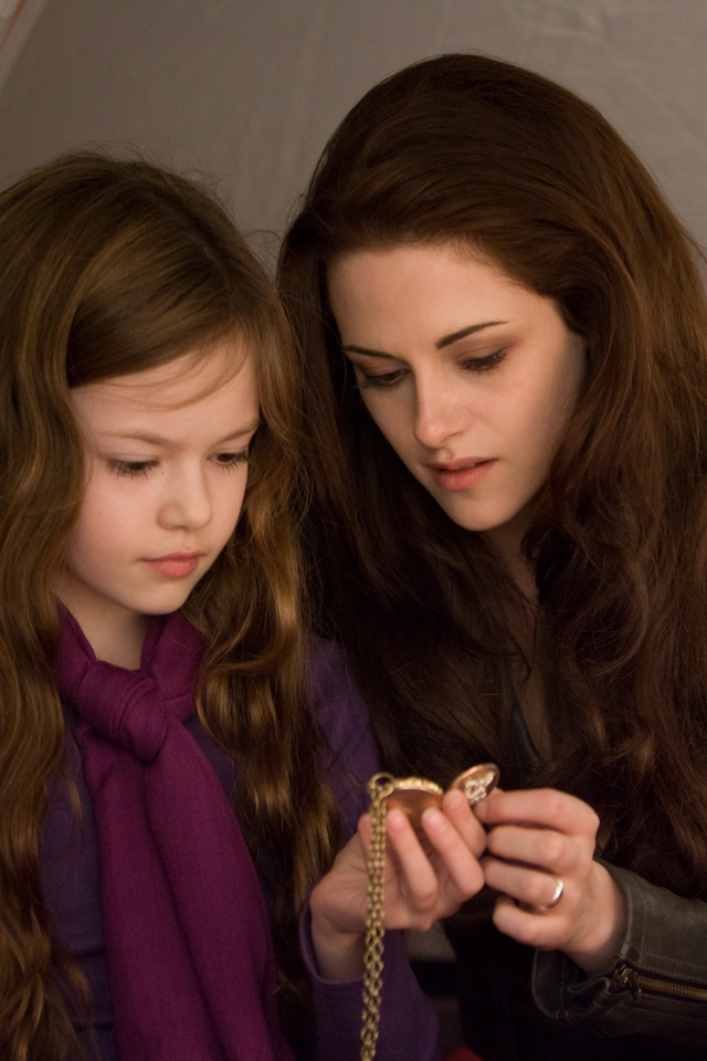 Актрисы Маккензи Фой и Кристен Стюарт в фильме Сумерки