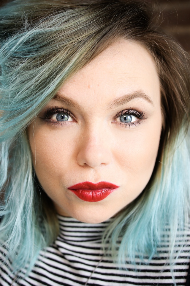 Американская актриса Аманда Фуллер с голубыми волосами