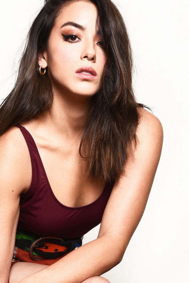 Американская актриса Хлоя Беннет на белом фоне