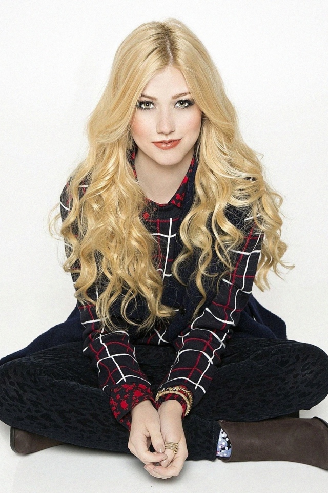 Американская актриса Кэтрин Макнамара на белом фоне