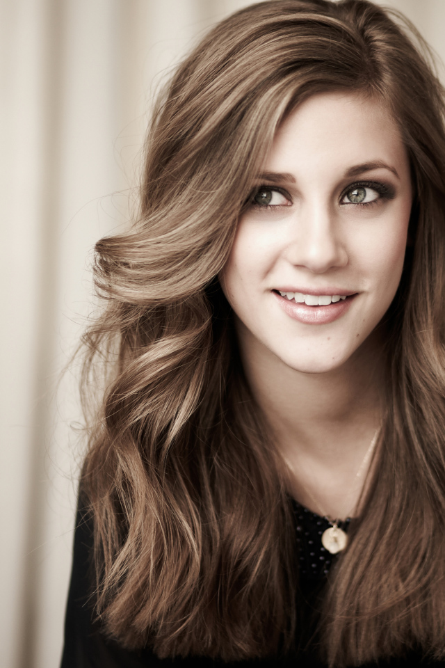 Американская актриса Лили Рейнхарт с милой улыбкой