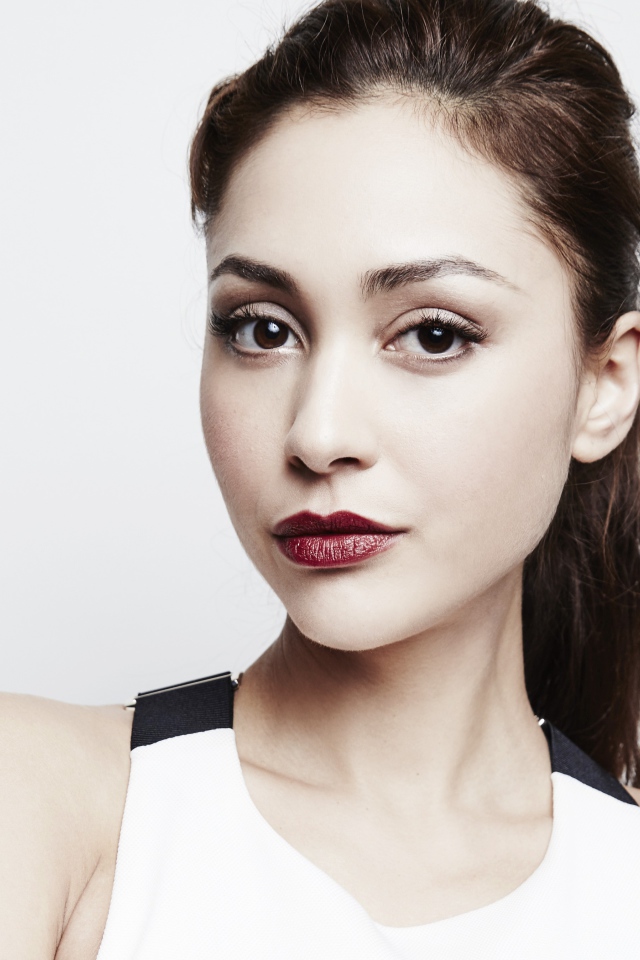 Американская актриса Линдси Морган с красными губами