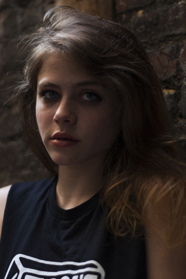 Американская актриса Оливия Луккарди у стены