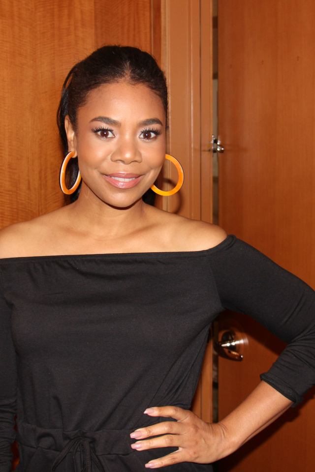 Американская актриса Реджина Холл в черном платье