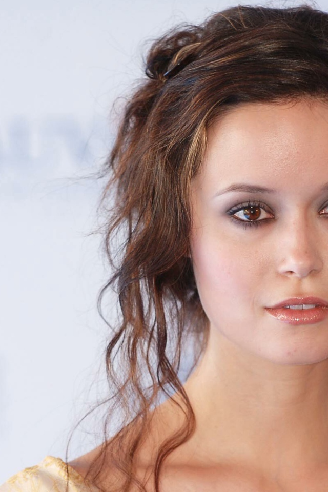 Американская актриса Саммер Глау с прической на голове