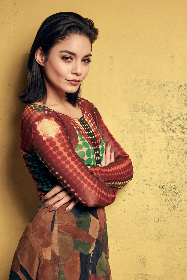 Американская актриса Ванесса Хадженс на фоне стены