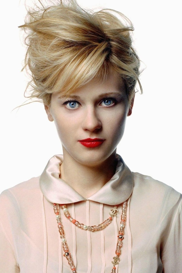 Американская актриса Зоуи Дешанель на белом фоне