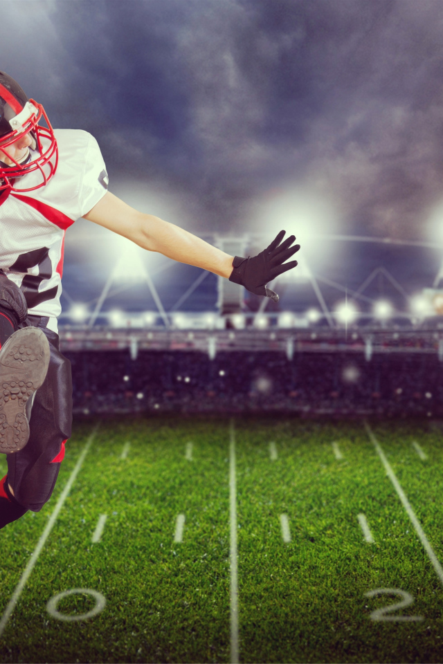 Игрок в американский футбол с мячом на поле