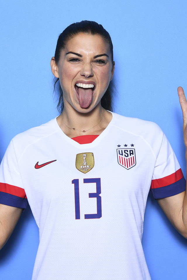 Американская футболистка Алекс Морган с высунутым языком