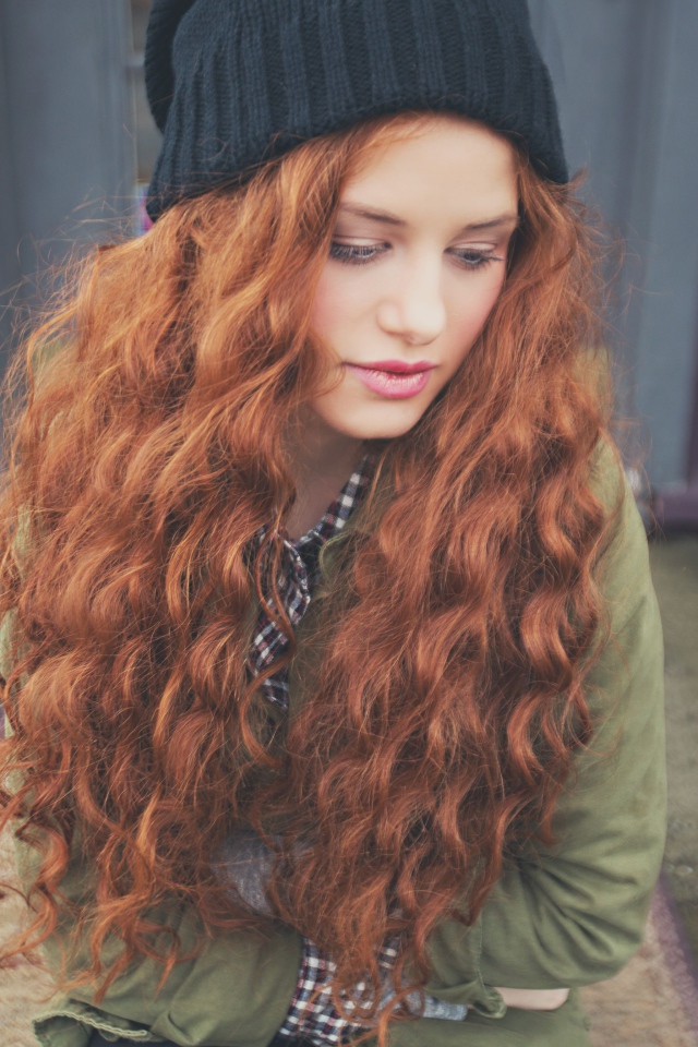 Американская рыжеволосая актриса Мэделин Петш в черной шапке