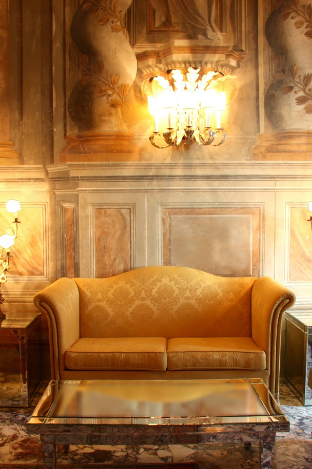 Старинный интерьер комнаты с диваном и креслами