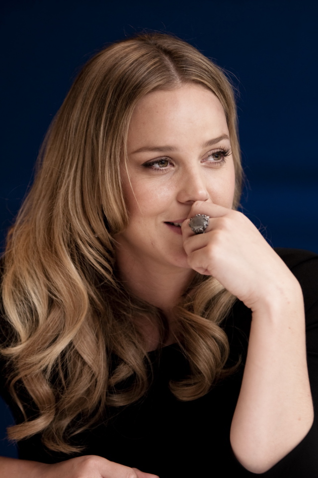 Австралийская актриса Эбби Корниш в черном платье