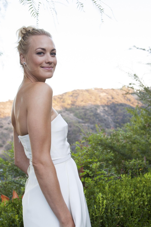 Австралийская актриса Ивонн Страховски в белом платье