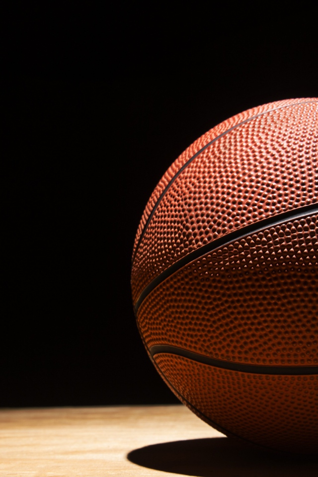 Баскетбольный мяч на черном фоне