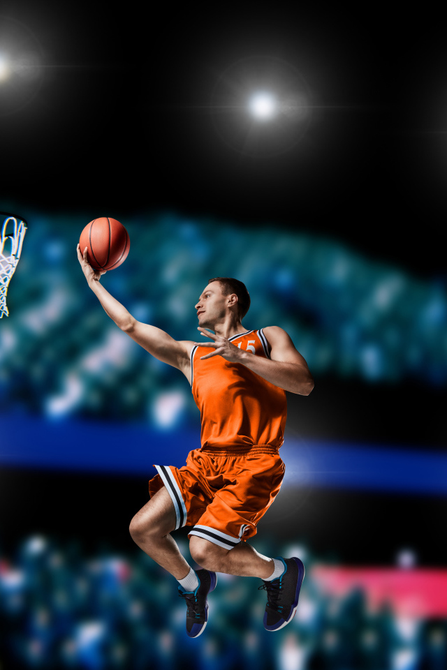 Парень баскетболист бросает мяч в кольцо