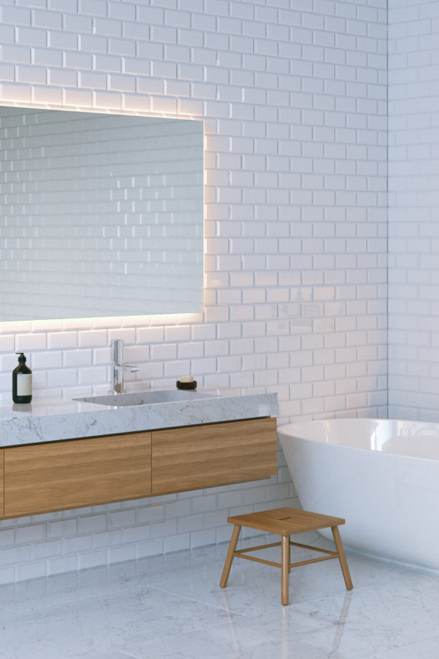 Ванная комната с белыми стенами и большим зеркалом 