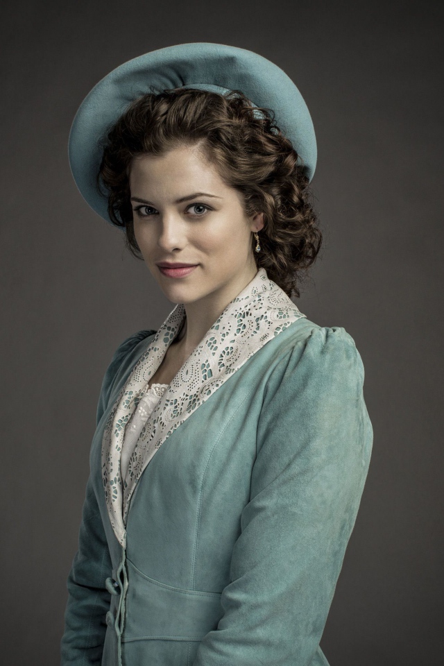 Красивая австралийская актриса Джессика де Гау в шляпке 