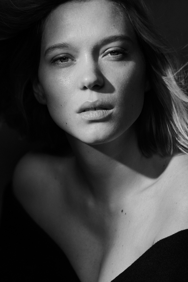 Красивая французская актриса Леа Сейду черно- белое фото