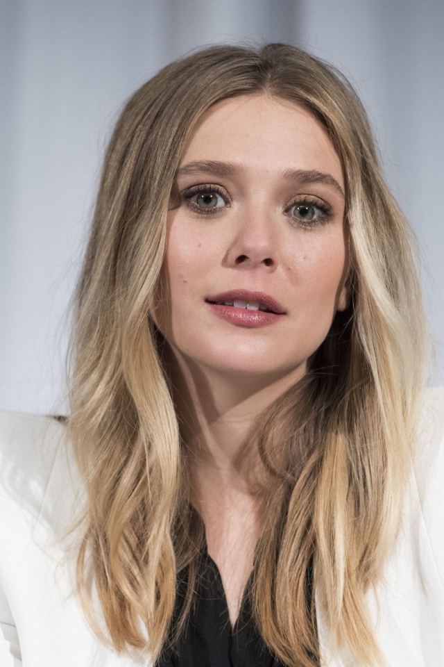 Красивая актриса Элизабет Олсен в белом пиджаке