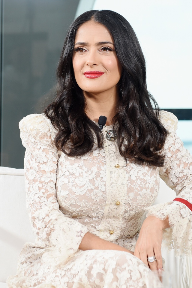 Красивая актриса Сальма Хайек в белом платье в кресле