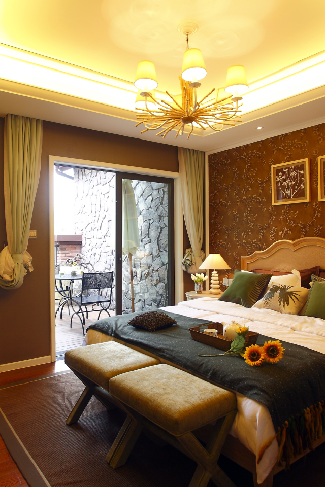 Красивая спальня с большой кроватью и телевизором 