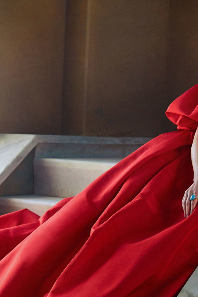 Красивая блондинка, актриса Элизабет Бэнкс в красном платье