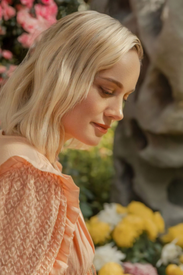 Красивая блондинка, актриса Бри Ларсон у цветов