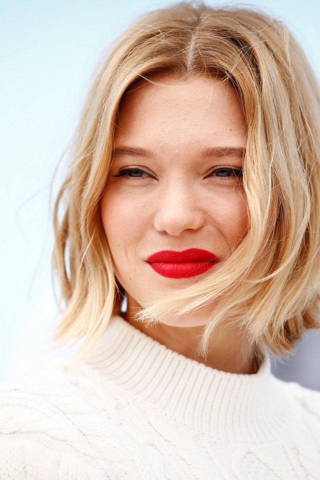 Красивая блондинка, актриса Леа Сейду в белом свитере