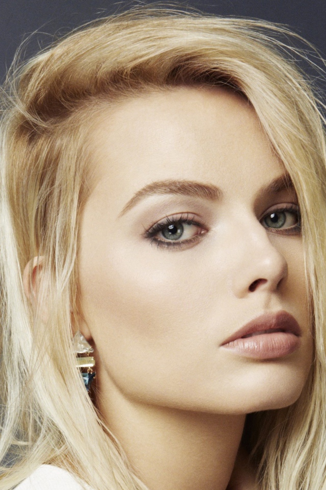 Красивая блондинка, актриса Марго Робби на сером фоне