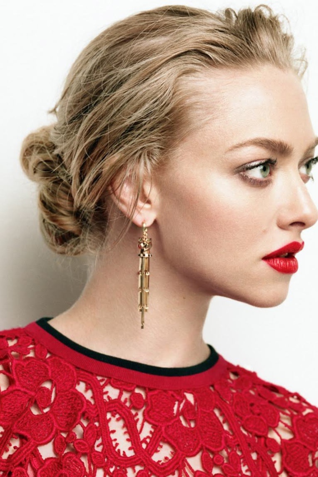 Красивая блондинка в красном платье, актриса Аманда Сейфрид