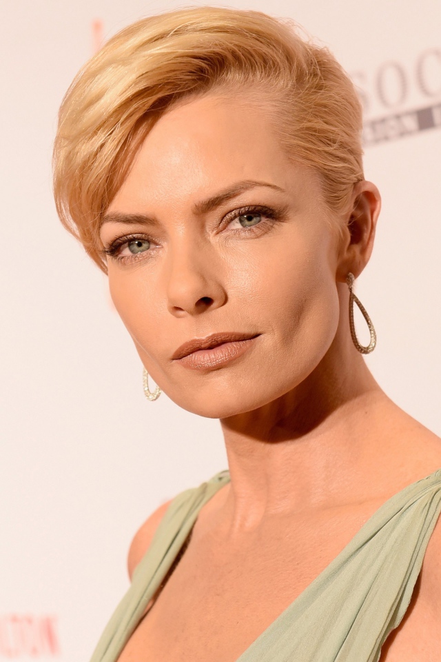 Красивая блондинка с короткой стрижкой, актриса Джейми Прессли