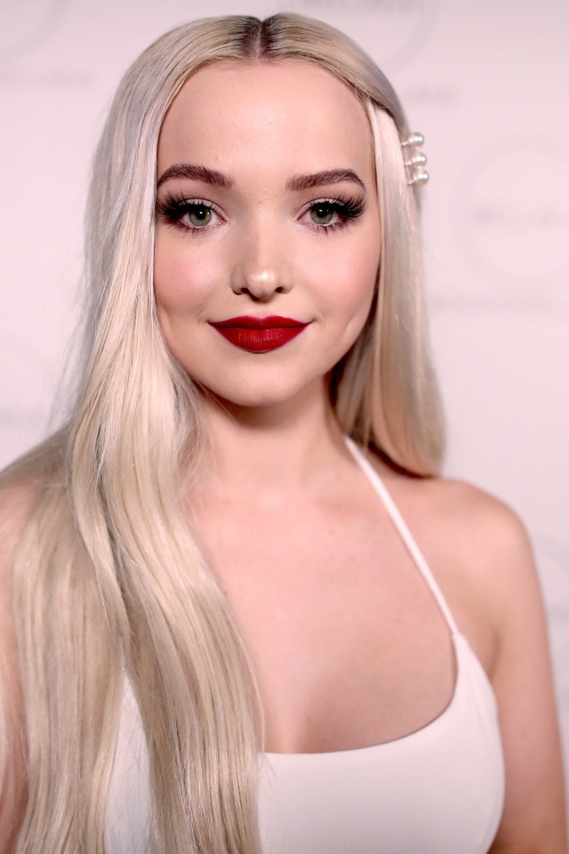 Красивая блондинка с длинными волосами актриса Дав Кэмерон