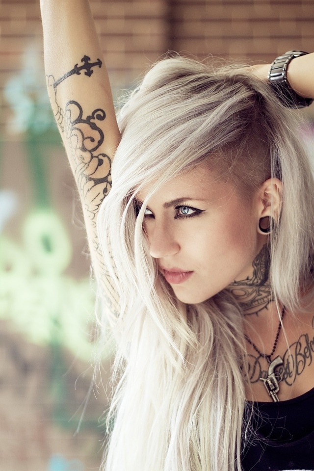 Красивая блондинка с татуировками на теле