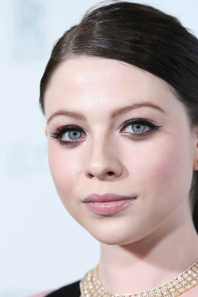 Красивая голубоглазая актриса Мишель Трахтенберг лицо крупным планом