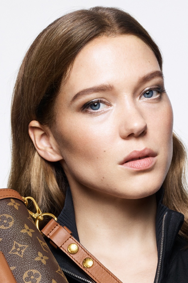 Красивая голубоглазая девушка Леа Сейду на белом фоне