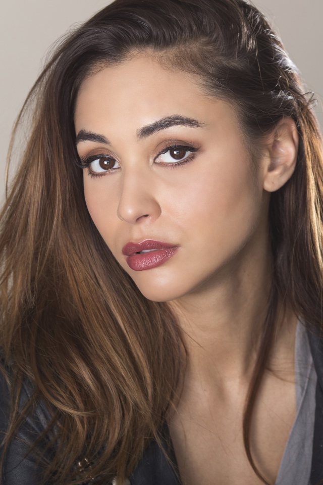 Красивая кареглазая шатенка, актриса Линдси Морган