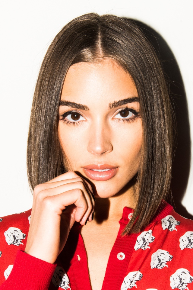 Красивая кареглазая девушка, актриса Оливия Калпо на белом фоне