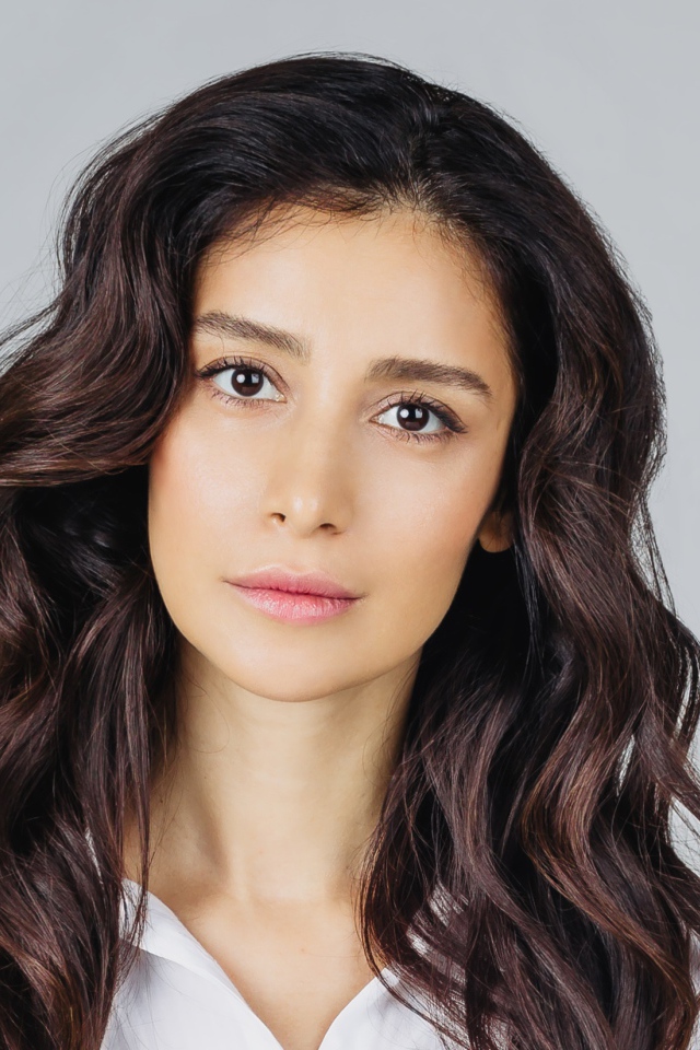 Красивая кареглазая девушка, актриса Равшана Куркова