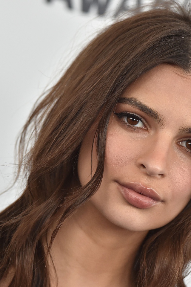 Красивая девушка шатенка, американская модель и актриса Эмили Ратаковски