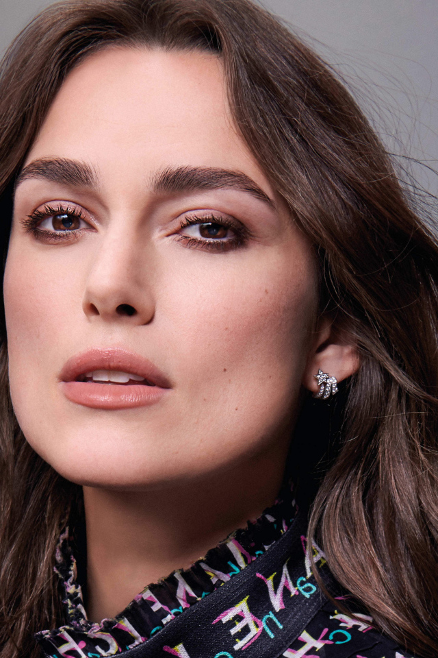 Красивая шатенка, актриса Кира Найтли лицо крупным планом