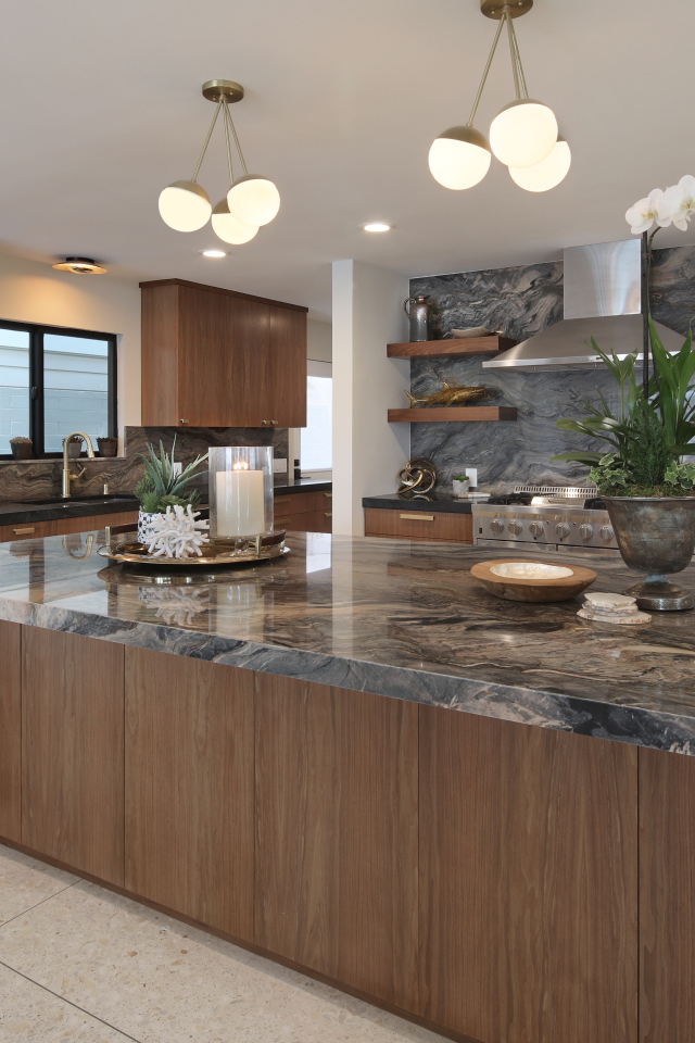 Красивая коричневая кухня с гранитными столами