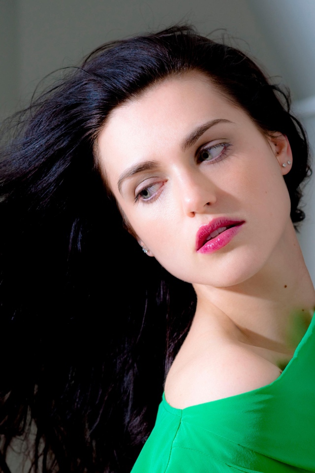 Красивая брюнетка Кэти Макграт с розовыми губами