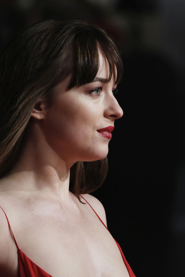 Красивая брюнетка актриса Дакота Джонсон 