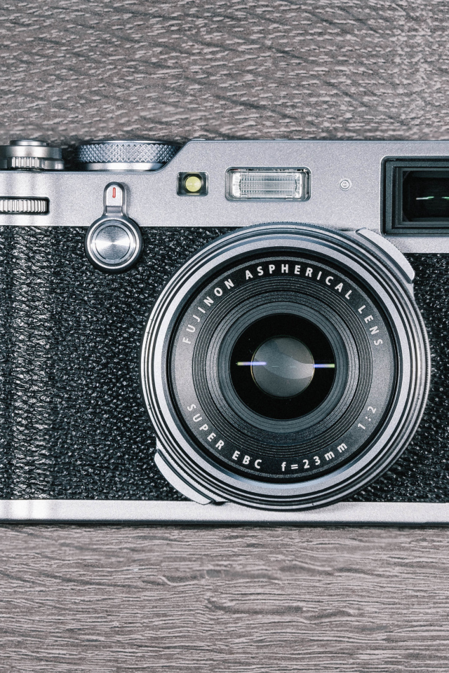 Красивый фотоаппарат Fujifilm X100F на столе