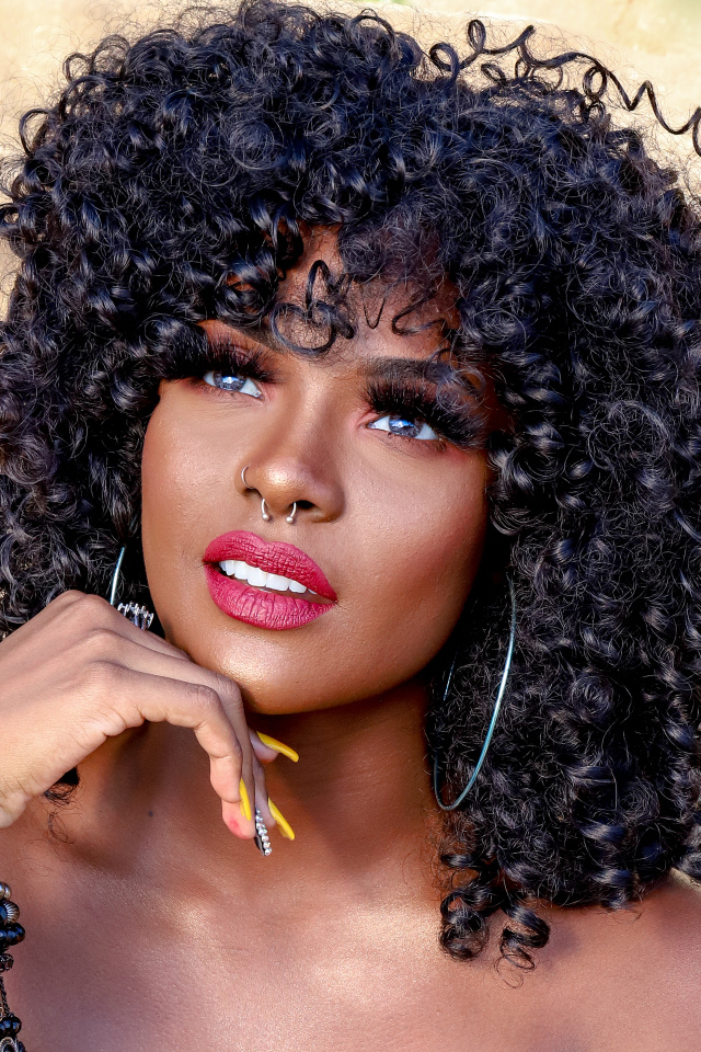 Красивая темнокожая девушка с пирсингом